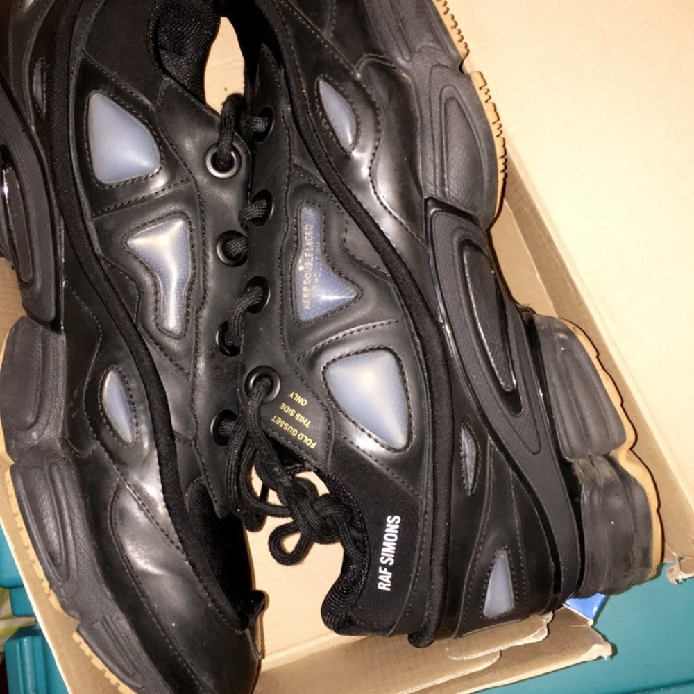 RAF SIMONS OZWEEGO BUNNY
SNEAKERS